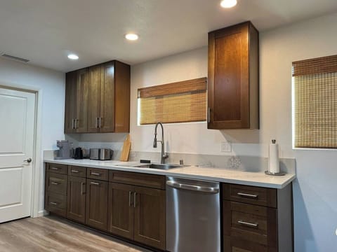 Coffee, tea, toast and ample work station to prepare family meals or a hiking lunch. Whisper quiet dishwasher to make clean-up easy.