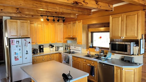 The kitchen is fully equipped for cooking and baking. 
