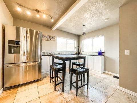An additional eat-in kitchen table provides extra seating and flexibility.