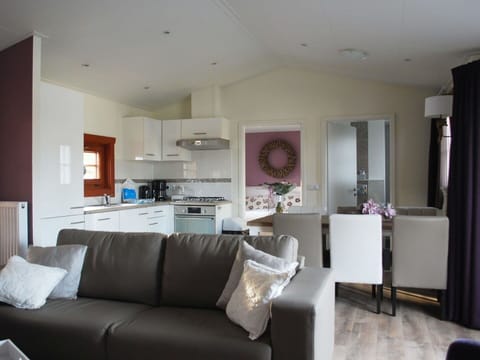 Apartment, Condominium, Residential Area, Hotel, Shade, Balcony, Swimming Pool, Resort Town