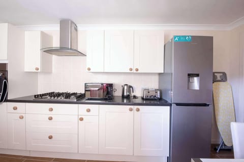 Hanover Apartment, Swansea - Host & Stay