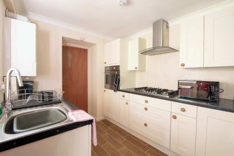 Hanover Apartment, Swansea - Host & Stay