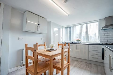 Park Cliffe House, Bradford - Host & Stay