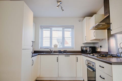 Mercia House, Kemspsey - Host & Stay