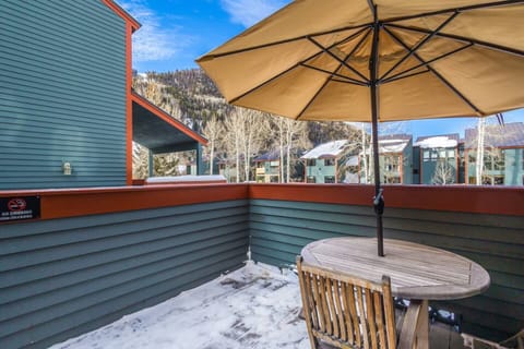 Private entrance / deck