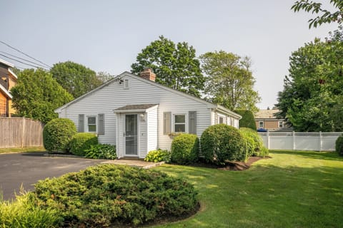 Welcome to Starfish Cottage in Middletown RI. Starfish Cottage: 🌊 Modern & Sleek Beach Cottage – Stylish getaway just minutes from Newport’s best beaches! ☀️🏡
