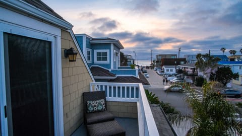 Top floor balcony w/ stunning sunsets & views