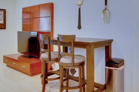 Dining Area | Dishware/Flatware Provided