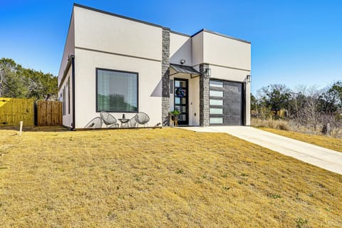 Granbury Vacation Rental | 2BR | 2BA | Step-Free Entry | 1,300 Sq Ft