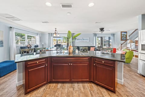 Fully Stocked Kitchen (1)