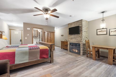 Suite - Fireplace, King Bed