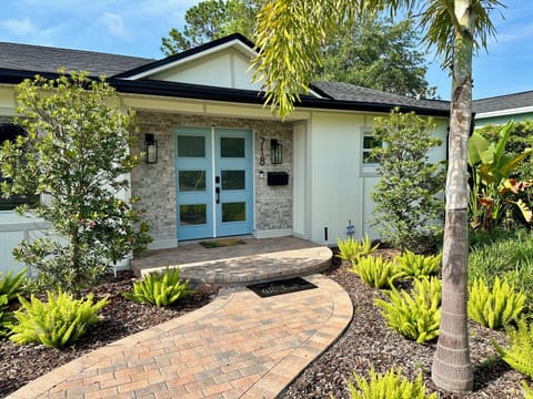 Welcome to the 718 Bungalow!
