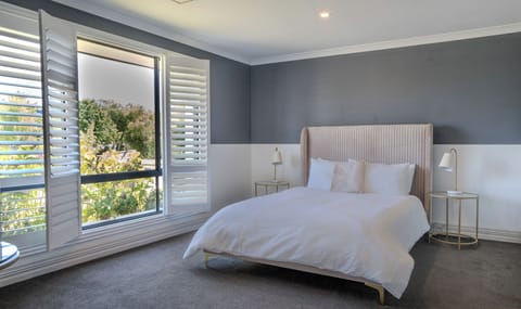 Master bedroom with Queen bed, walk in robe and ensuite (toilet, shower & double vanity)