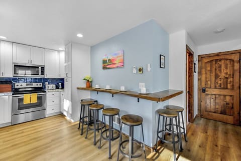 The bar counter is the perfect spot for quick breakfasts, casual snacks, or evening drinks.