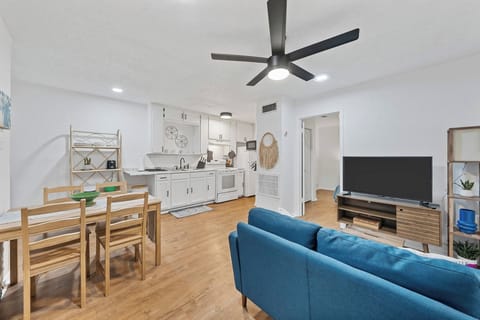 The common area is open concept so you can easily, prepare food, eat and relax.