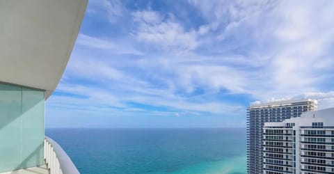39th Floor Oceanfront Penthouse with Pool & Gym (9910)