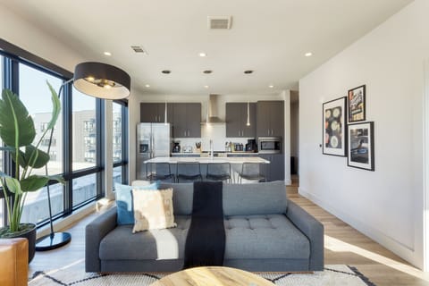 Living room. (Honkey-Tonk)