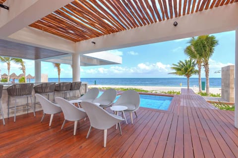 Beachfront bar and lounge. Sip your favorite drink while enjoying breathtaking ocean views.