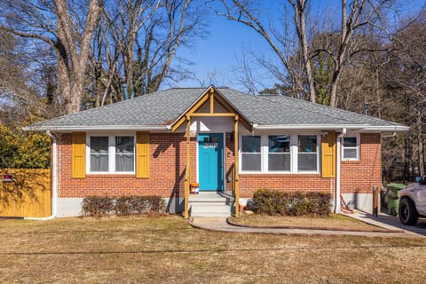 Welcome to this cozy College Park duplex. The rental unit is on the lower level with its own private entrance located at the rear of the home.