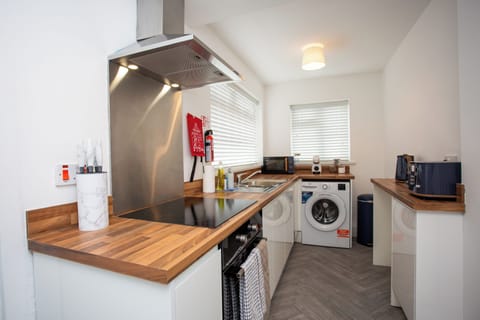 This well-equipped kitchen is a dream for food lovers! With all the necessary utensils, appliances, and ample counter space, you’ll have everything you need to prepare delicious meals.