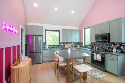 Fully Stocked Kitchen: Brand New Everything!