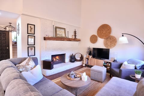 Livingroom w: Fire