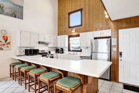 Seating for 6 at the bar