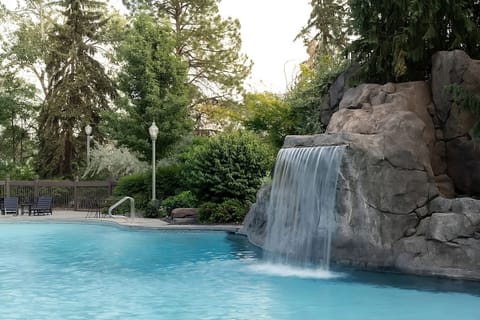 Outdoor pool (seasonal)