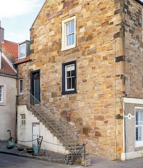 Ledger’s Cottage is the upper two levels of a harbourfront home