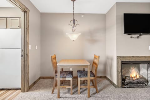 King Suite - Dining Table, Fireplace, Kitchenette
