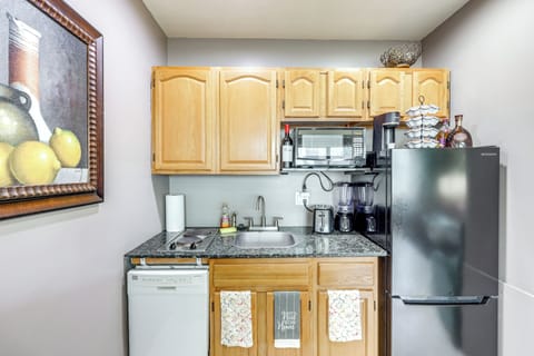 Kitchenette | Breakfast Bar | Hot Plate | Keurig Coffee Maker