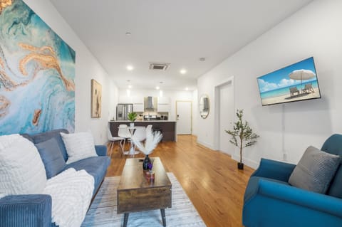 Spacious 1-bedroom Northern Liberties apartment with open living area, full kitchen, modern bathroom, and floor-to-ceiling windows throughout.