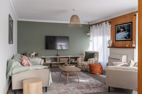  Comfort Meets Style in This Beautiful Living Room