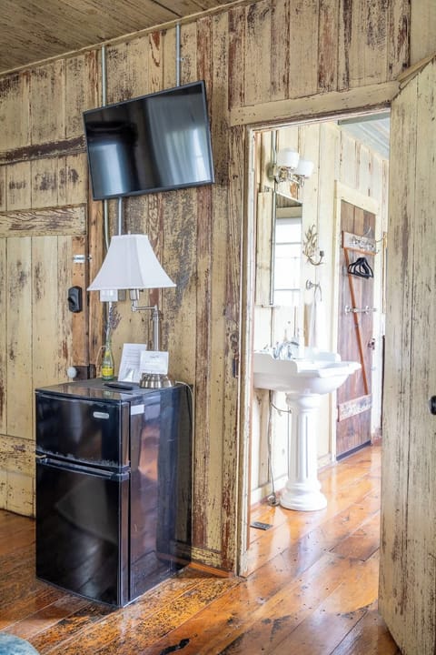 The Bybee unit has the original hard wood floors and modern amenities.