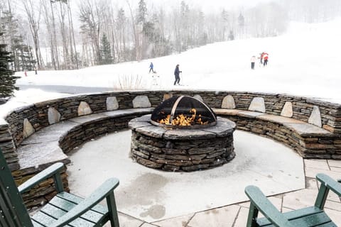 Gather around the fire pit, soak in the snowy scenery, and enjoy the perfect après-ski experience in the heart of the mountains.