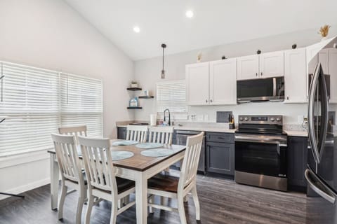 Seating for 6 at the table.