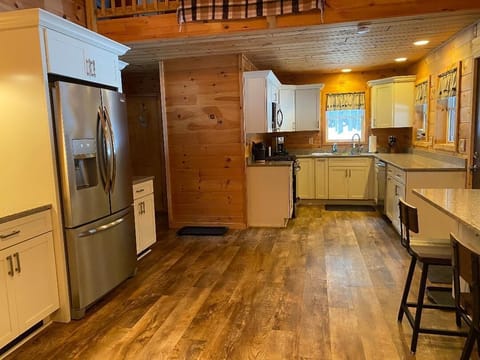 Kitchen and Breakfast Bar