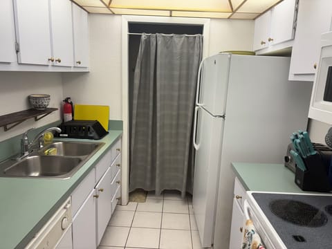 Kitchen: Full Sized Fridge, Range Oven, Dual Sinks, Microwave, Air Fryer, Kuerig