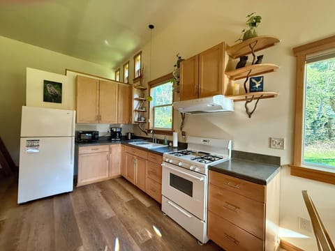 Fully equipped kitchen all essentials to make home cooked food.  