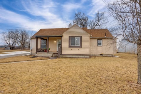 Ottawa Lake Vacation Rental | 3BR | 1BA | 1,010 Sq Ft | 4 Steps to Enter