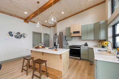 Enjoy casual dining and conversations.