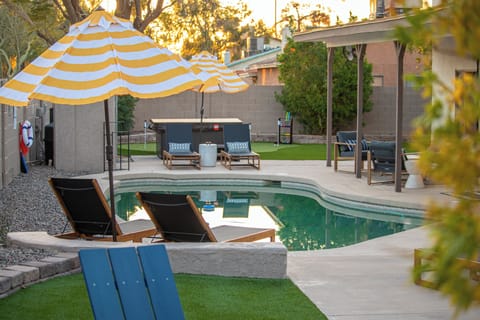 Diving pool with FREE heating/cooling and LOTS of seats for lounging around