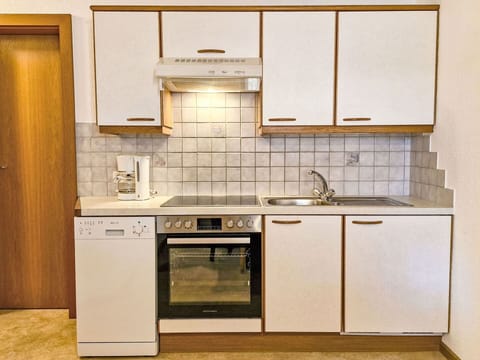 Kitchen, Kitchen Appliance, Major Appliance, Countertop, Cabinetry, Kitchen Sink, Interior Design, Sink, Flooring, Tap