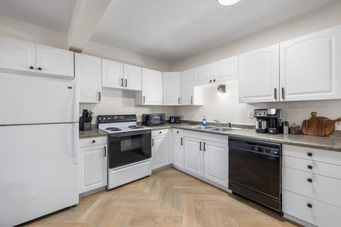 Sleek, stylish, and fully stocked—your dream kitchen awaits.