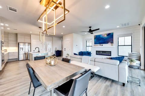 A warm, welcoming dining room with seating for a relaxing meal.