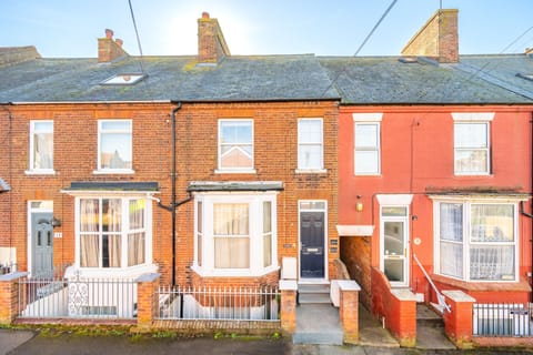 Harriet's, Cromer: A Victorian terrace apartment set over two floors with lovely original features situated in the heart of Cromer, a few minutes' walk from its stunning, sandy beach