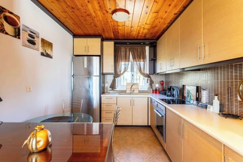 Kitchen Amenities – Coffee maker, toaster, and all essentials for daily comfort.