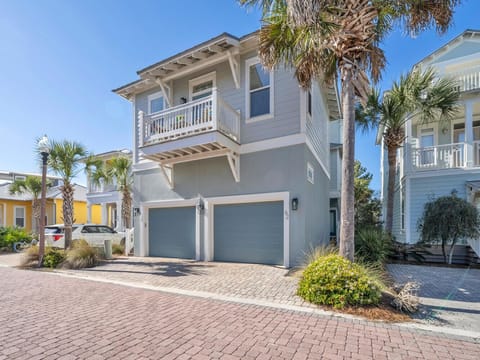 "Simply the Beach" carriage house in Seacrest!