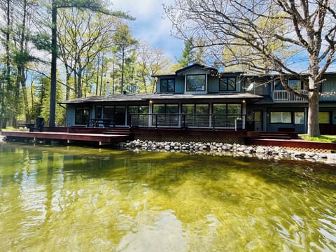 Direct river access and a short kayak to town.  Pick up pizza from Millie’s!