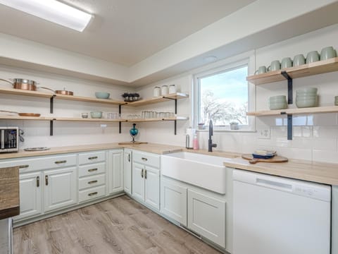 Everything you need to cook, bake, or blend—guest-ready and thoughtfully stocked.